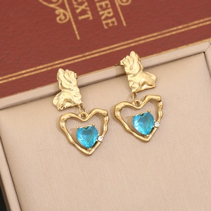 Élégantes boucles d'oreilles cœur doré avec pierres bleu ciel en boîte cadeau