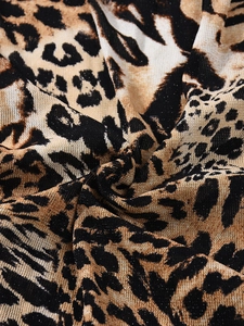 Detalle macro de tela de punto con estampado de leopardo y sutil brillo metálico