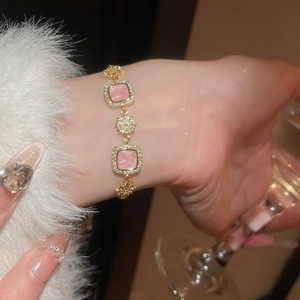 Détail du bracelet plaqué or 18k avec pierres carrées roses et accents floraux