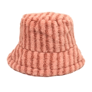 Nahaufnahme des rosa gestreiften Plüsch-Fischerhuts mit weicher Cord-Textur und warmem Stoff