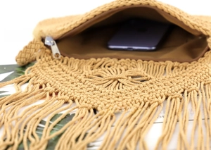 Detailaufnahme der khakifarbenen Strohtasche mit Reißverschluss und Innenfutter