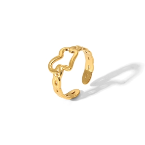 Vue détaillée de la bague cœur évidé dorée avec une finition polie et un anneau ajustable