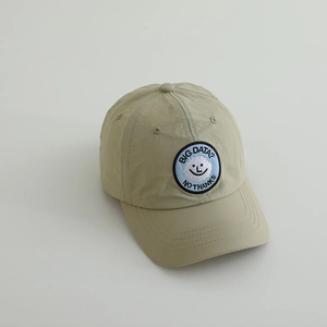 Schnelltrocknende Kinder-Baseballkappe in Khaki mit lächelndem Wolken-Aufnäher.