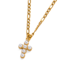 Détail de la chaîne Figaro plaquée or 18k avec un pendentif croix en perles