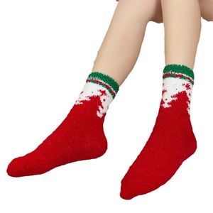 Dicke rote Korallenvlies-Weihnachtssocken mit grünem Rand und Schneeflocken für Damen