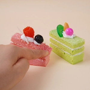Jouet squishy gâteau mousse long réaliste avec garniture de fruits pour exposition