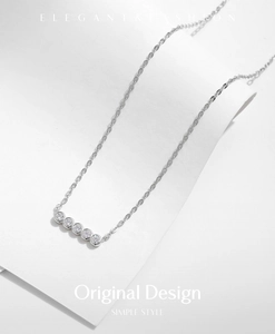 Dettaglio della collana in argento S925 con cinque pietre di moissanite scintillanti
