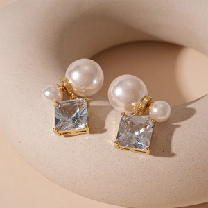 Vue détaillée de boucles d'oreilles plaquées or avec zircon carré et perles doubles