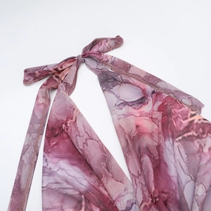 Détail du lien licou avec imprimé marbre violet sur tissu en maille transparente