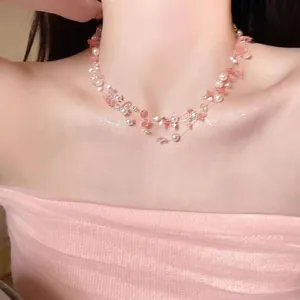 Gros plan du collier de perles multicouche avec pierres roses sur un mannequin