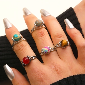 Detailansicht eines Retro-Ring-Sets mit bunten Natursteinperlen an der Hand des Modells