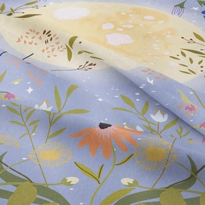 Détail macro du tissu bohème montrant les motifs floraux et la texture de la tapisserie