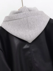 Vue détaillée du dos de la veste en cuir à capuche avec contraste en tricot gris et similicuir