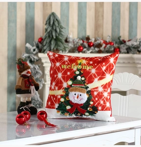 Détail de la taie d'oreiller de Noël rouge avec bonhomme de neige et broderie welcome