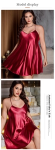 Dettagli della camicia da notte in raso bordeaux con scollo a V e trama setosa