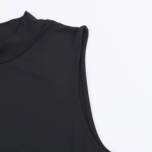 Dettaglio del top nero senza maniche con collo alto che mostra la maglia elastica e le cuciture