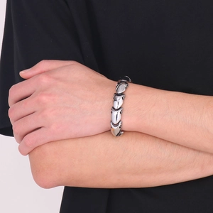 Détail d'un bracelet scorpion punk en acier inoxydable avec une finition argentée polie
