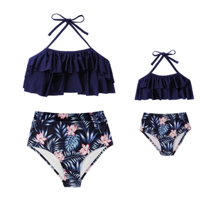 Maillot de bain mère-fille à volants bleu marine et culotte haute à imprimé tropical