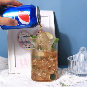 Détail montrant un glaçon 3D en forme de Yoda dans un verre de Pepsi pour rafraîchir