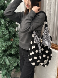 Sac seau d'hiver en peluche à pois blancs avec doublure intérieure à carreaux noirs