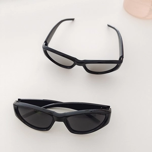 Kids Y2K retro cat-eye sunglasses in glossy black finish for trendy outdoor sports fashion