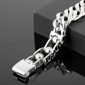 Makro-Detail des silbernen Edelstahl-Kugelarmbands mit Panzerkette und poliertem Finish