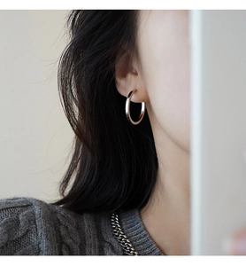 Orecchini a cerchio in argento minimalisti da donna con finitura lucida e design classico