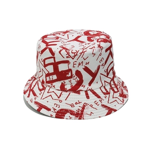 Dettaglio del cappello alla pescatora in tela bianca con stampa graffiti rossa vivace