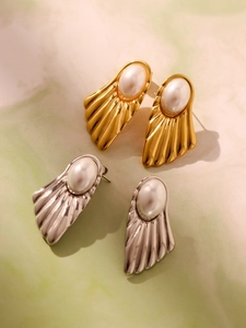 Detail of 18K gold and silver pleated shell earrings with elegant oval pearls