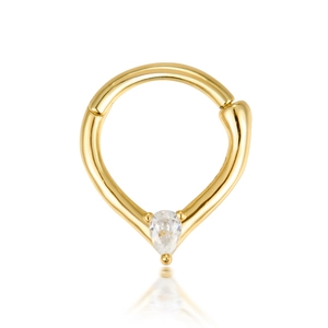 Détail du piercing de nez en argent S925 doré avec zircone cubique en forme de poire