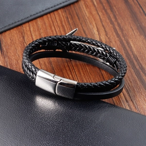 Gros plan du bracelet multicouche en cuir tressé noir avec fermoir magnétique argenté