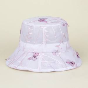 Détails de broderie papillon rose et dentelle florale sur un chapeau bob en tulle blanc