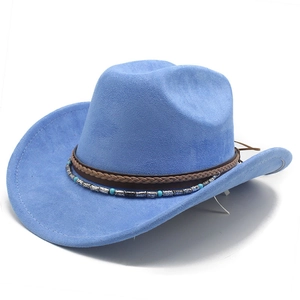 Détail du chapeau de cowboy en daim bleu ciel avec bande en cuir et perles turquoise