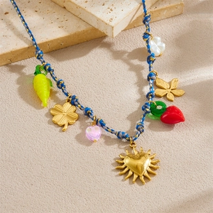 Collier en acier doré avec pendentifs colorés comme soleil, trèfle et cœur