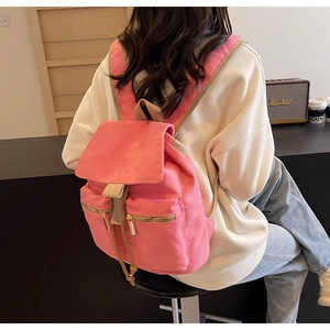 Vista trasera de una mochila de lona rosa con cordón y correas de contraste