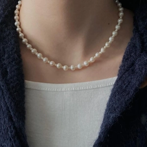 Elegant 925 silver necklace with white pearls on model for sophisticated look