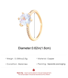 Detalle del anillo de trébol con diámetro de 1,6 cm y especificaciones de material cobre