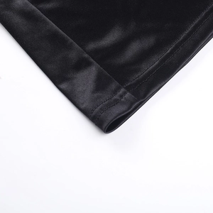 Vue détaillée du tissu en satin noir avec finition de couture double professionnelle