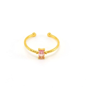 Detail eines vergoldeten verstellbaren Rings mit pinkem Zirkonia und gehämmerter Metalltextur