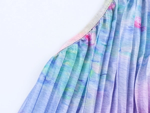 Détail du haut dos nu Y2K avec imprimé peinture à l'huile et tissu plissé délicat