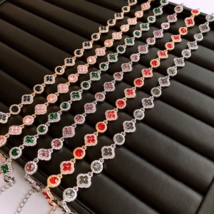 Gros plan détaillé de bracelets trèfle multicolores avec cristaux sur support noir
