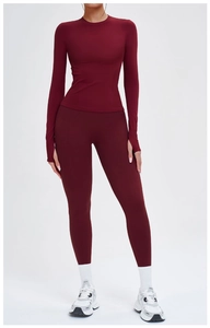Détail de l'ensemble de yoga bordeaux sans couture avec manches passe-pouce et legging