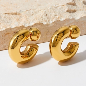 Minimalistische goldene hohle C-Ohrringe mit Spiegelglanz und kugelförmigen Verschlüssen