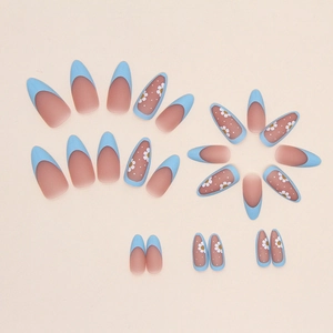 Faux ongles amande mats avec pointes French bleues et motifs marguerites blanches