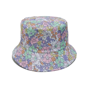 Gros plan d'un chapeau bob en toile de coton avec imprimé floral pastel et coutures soignées