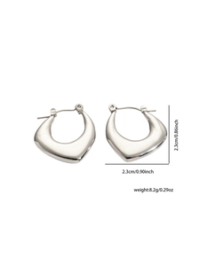Dettaglio di orecchini a cerchio spessi in acciaio titanio argento con diametro 2,3 cm