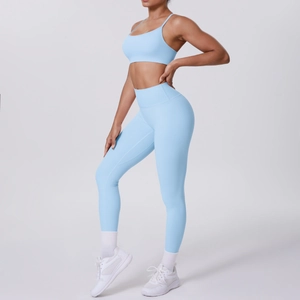Ensemble de yoga bleu clair sans couture avec brassière à bretelles et legging taille haute