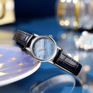 Elegante GEDI Damenuhr mit hellblauem Perlmuttzifferblatt und schwarzem Lederarmband
