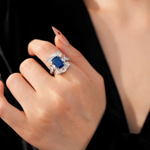 Grosse bague en zircon bleu rectangulaire avec des pierres d'accent en marquise claires