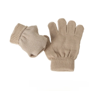 Gros plan détaillé de gants en tricot beige avec poignets côtelés et texture d'hiver